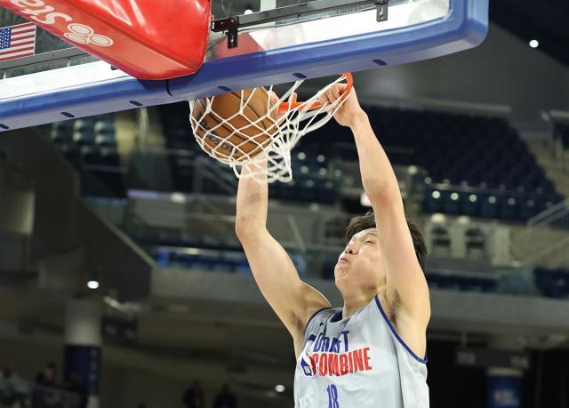 V体育官网-两战轰23+7+8！杨瀚森闪耀试训赛：行情大涨冲首轮？