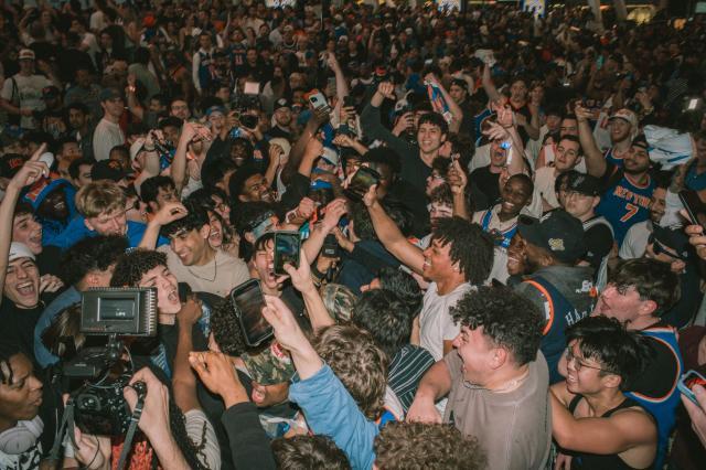 V体育官网-【现场】尼克斯时隔25年再进东决 纽约全城开启狂欢