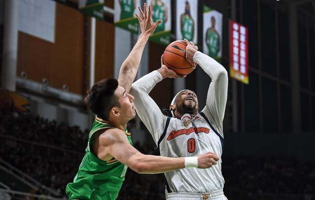 CCTV5直播！广东VS上海胜负难料，超级外援互不相让，杜锋冲4连胜