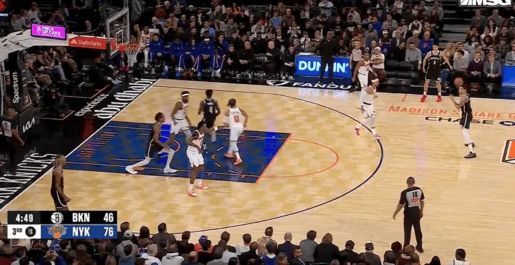 V体育下载-布伦森中投+助攻米罗空接暴扣，尼克斯领先篮网到32分