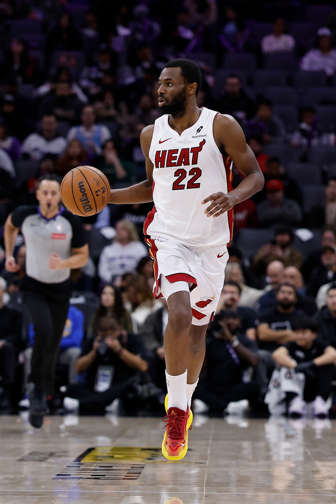 V体育app-下半场又没机会了！维金斯9中6拿14分6板3助3断 上半场拿到11分