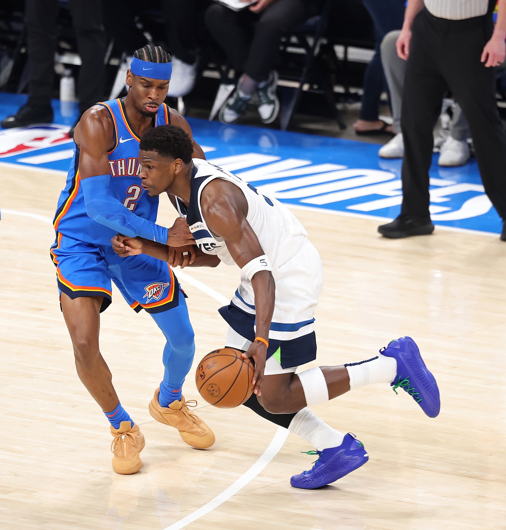 V体育下载-比尔·西蒙斯：爱德华兹是现役前5 他觉得自己比亚历山大更强